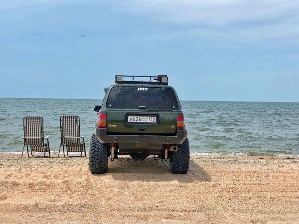 Джип у моря