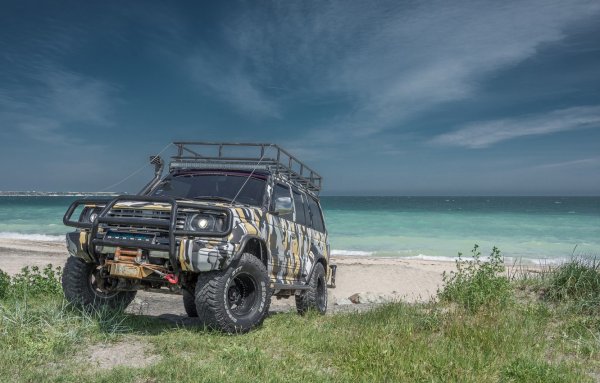 Джип на фоне моря