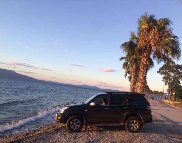 Внедорожник на закате