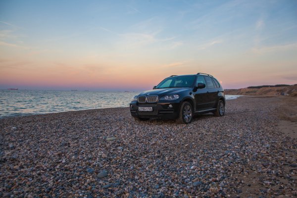 Машина на дороге