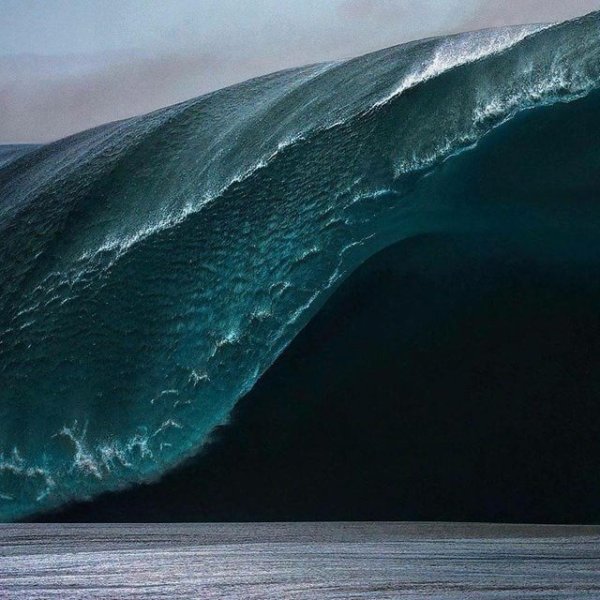 Огромные волны в океане