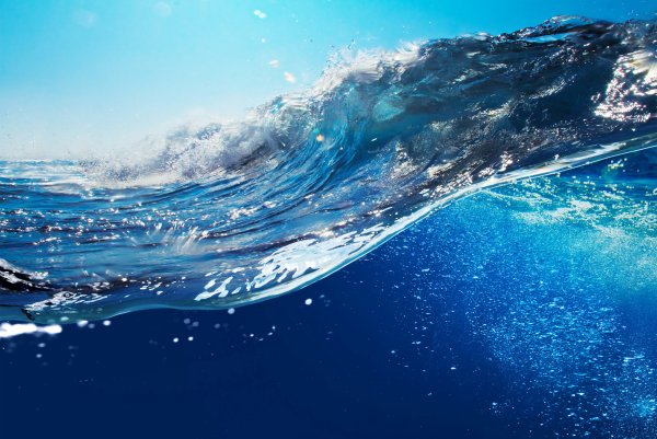 Голубое море с волнами