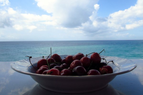 Тарелка с фруктами на море