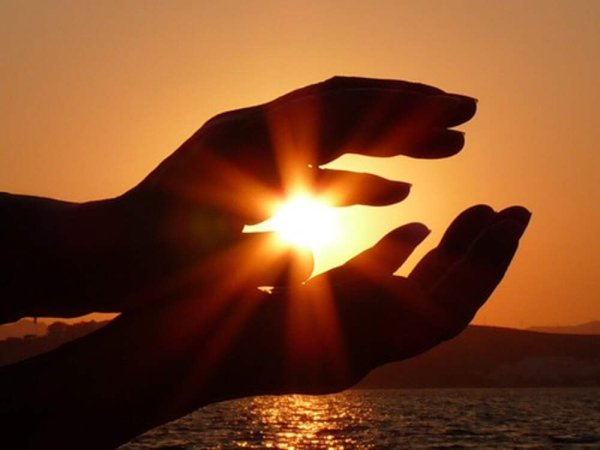Человек с солнцем в руках