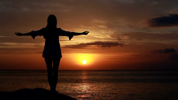 Женщина с распростертыми руками
