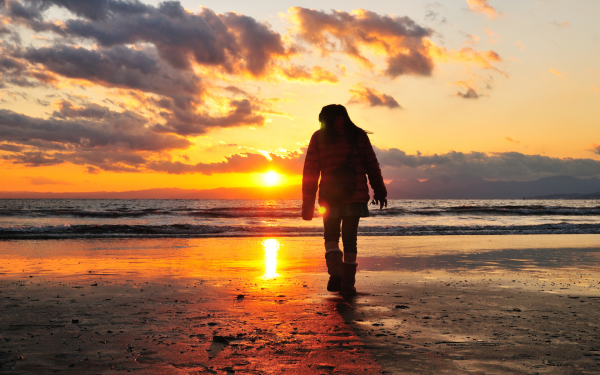 Человек на берегу моря