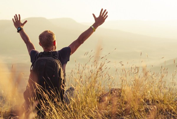 Мужчина на рассвете