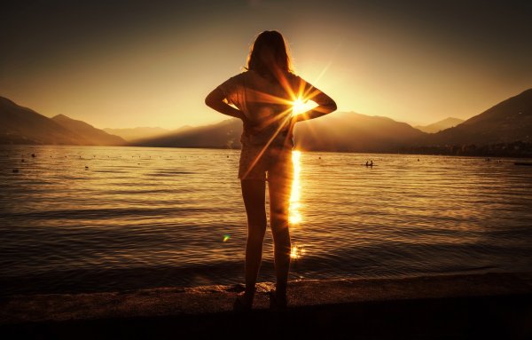 Женщина на закате солнца