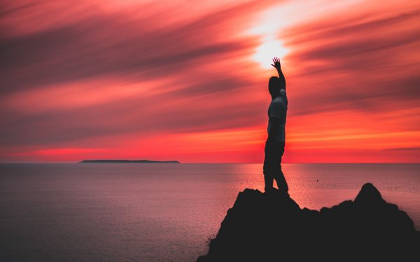 Человек на фоне заката