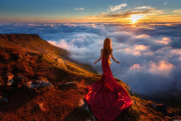 Девушка в длинном платье на горе