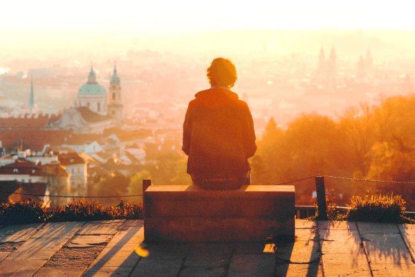 Одинокий человек в городе