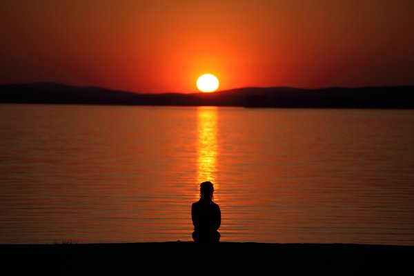 Человек на закате солнца