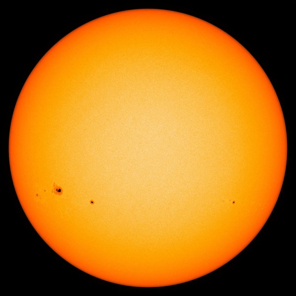 Гранулы и пятно в фотосфере солнца