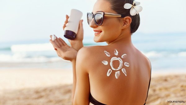 Крем для загара на пляже