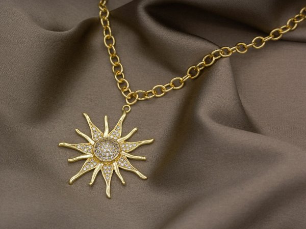 Золотой кулон солнце
