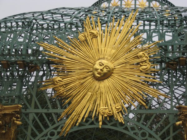 Металлический забор солнце