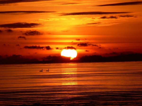 Огненный закат на море