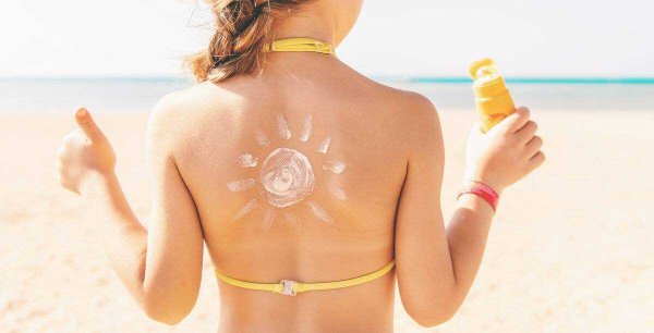 Солнцезащитный крем на пляже