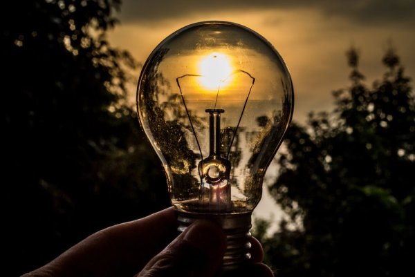 Лампочка и солнце
