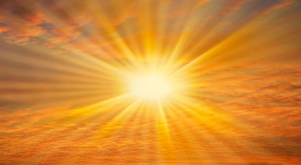 Солнце на белом фоне