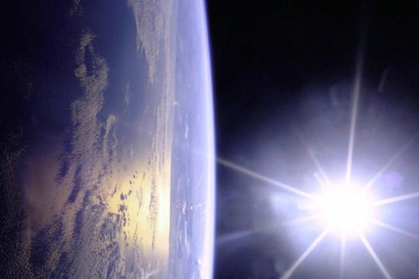 Солнце освещает землю