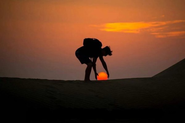 Человек медитирует на природе