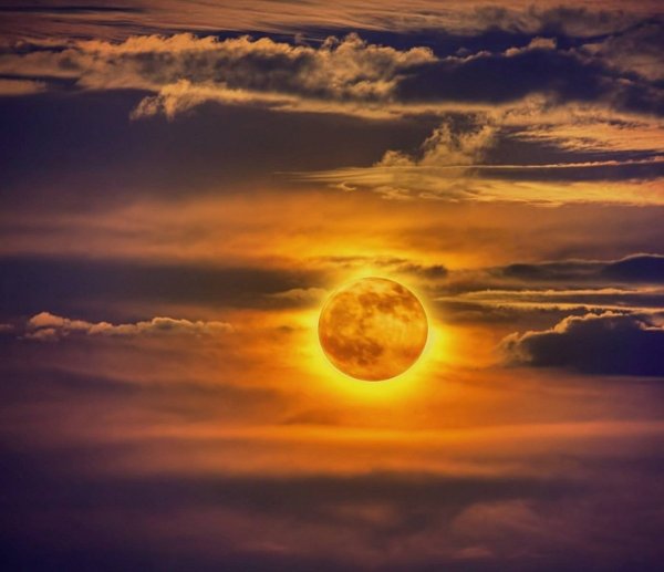 Солнце и Луна на небе