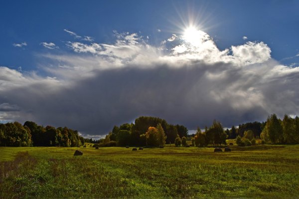 Осеннее солнце сквозь тучи