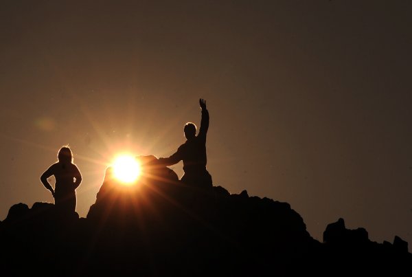 Человек на фоне солнца