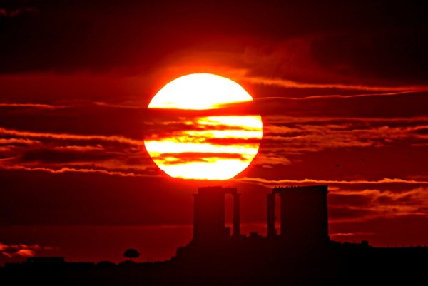 Солнце светит и греет