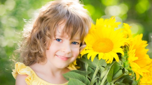 Счастливые дети с цветами