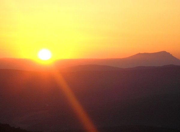 Горы в лучах заходящего солнца