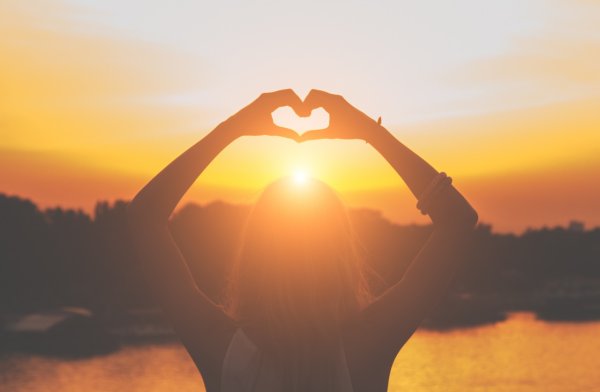 Сердечко из рук на море