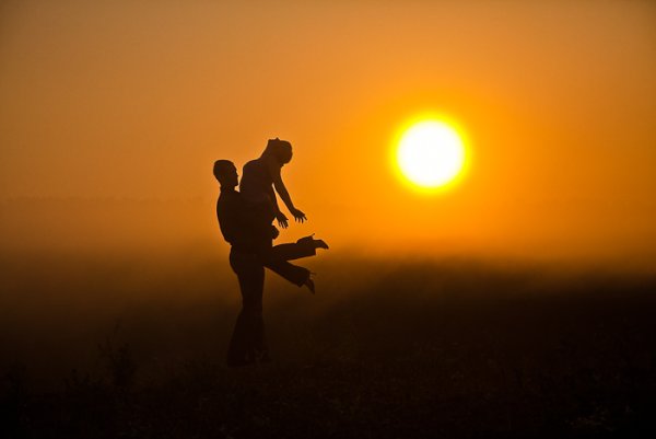 Влюбленные на фоне солнца