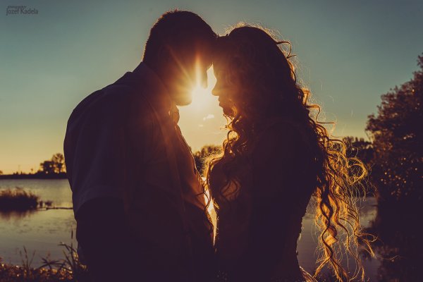 Парень с девушкой в обнимку на закате