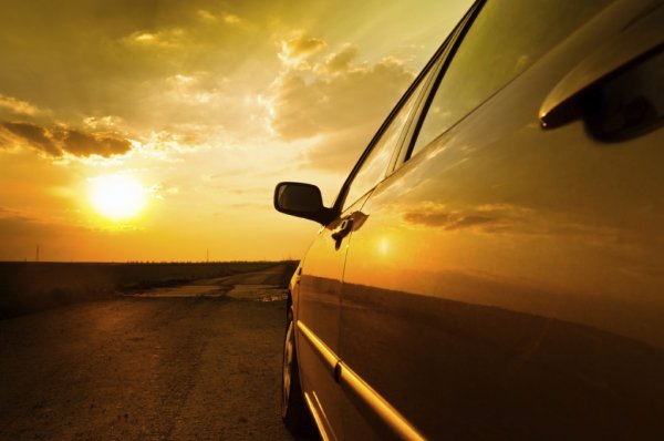 Автомобиль на рассвете