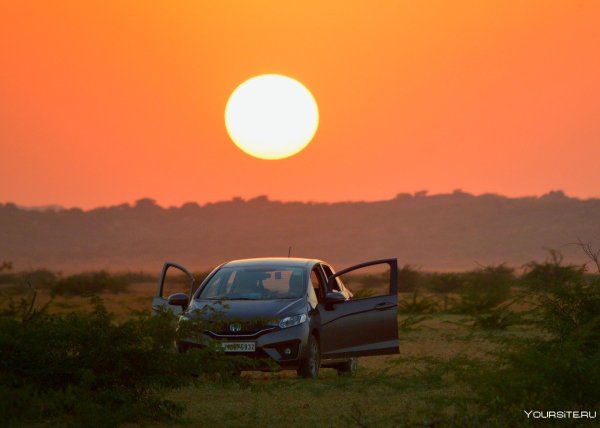 Машина на закате