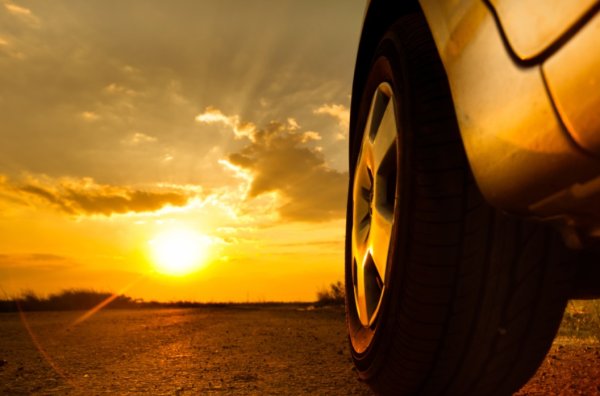 Машина уезжает в закат
