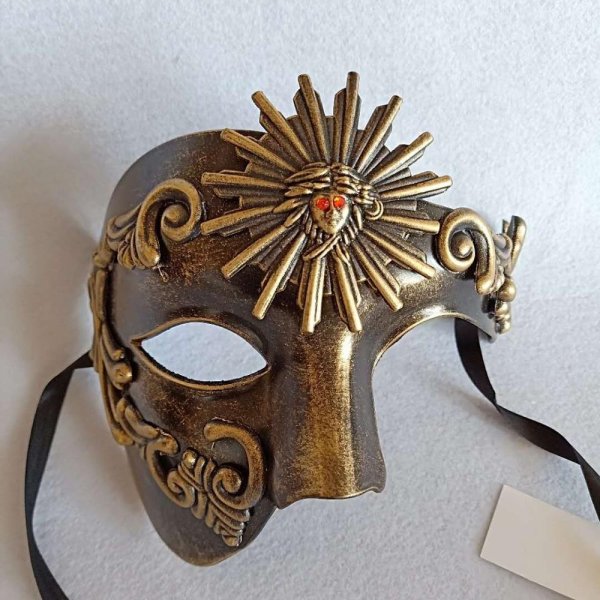 Шоу маска на НТВ солнце