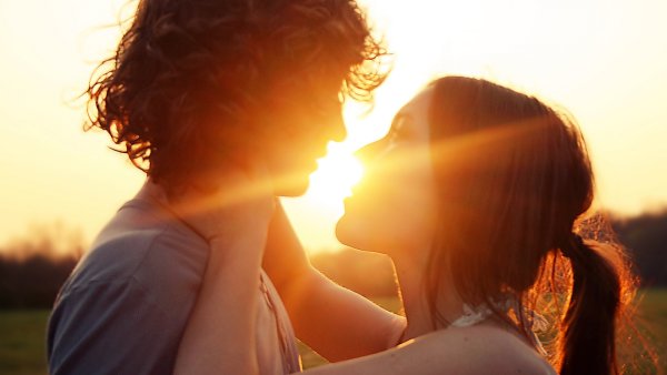 Парень и девушка солнце