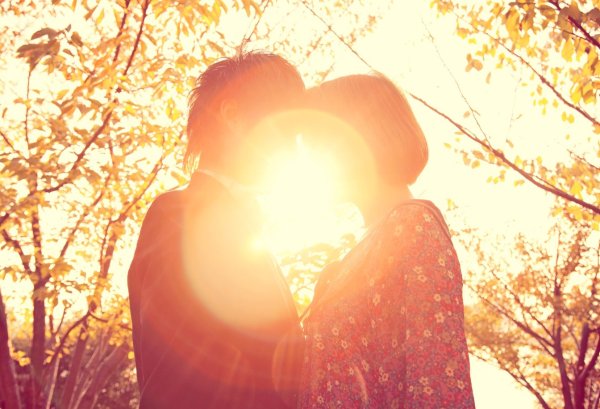 Пара в солнечных лучах