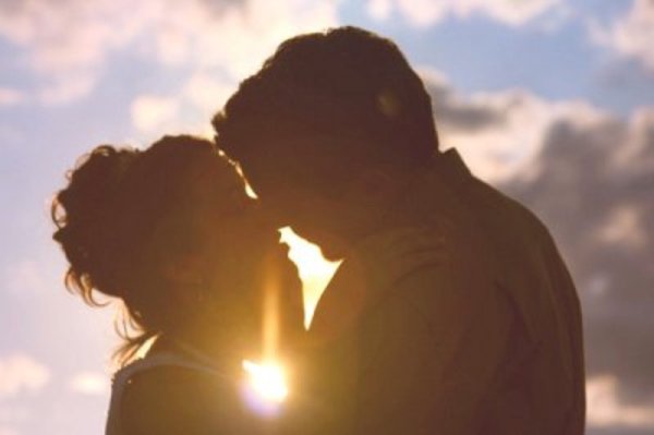 Парень и девушка в поле