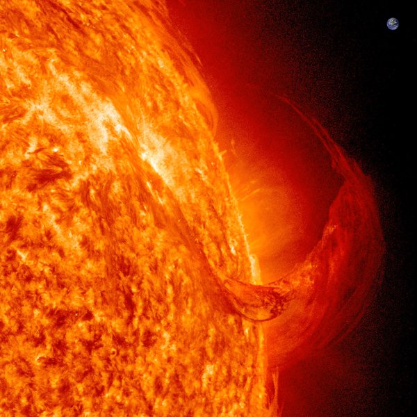 Солнечная корона и протуберанцы