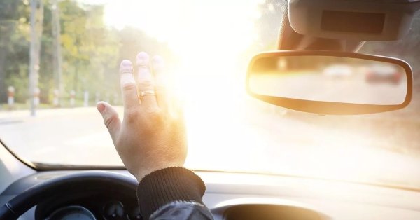 Солнце ослепляет зимой пешехода