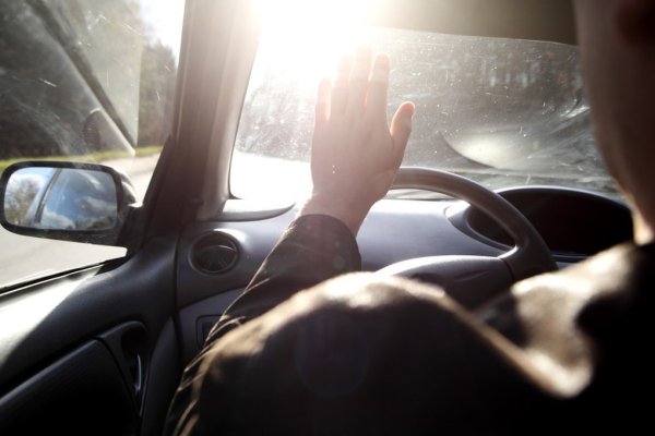 Солнце слепит водителя