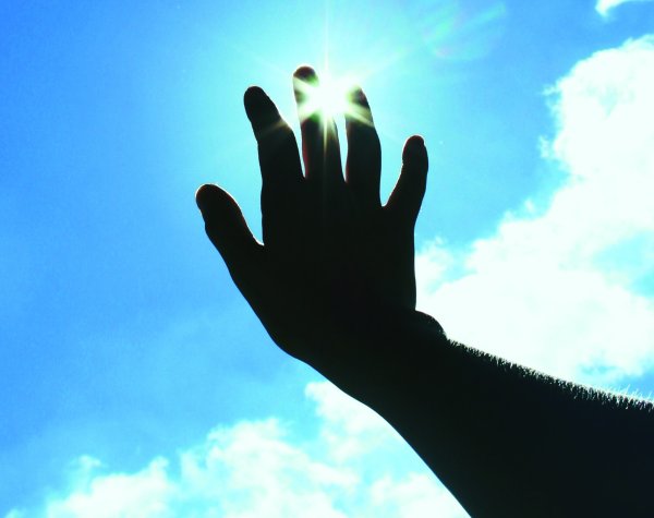 Рука тянется к небу