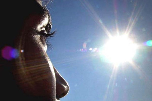 Солнце слепит водителя