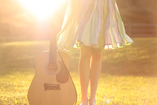 Гитара на фоне моря