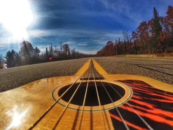 Смайлик с гитарой