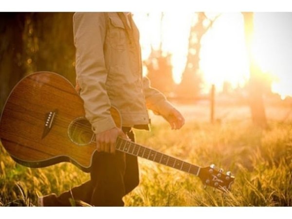 Человек с гитарой со спины
